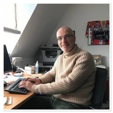 Op de stoel….. Toon Brouwer!